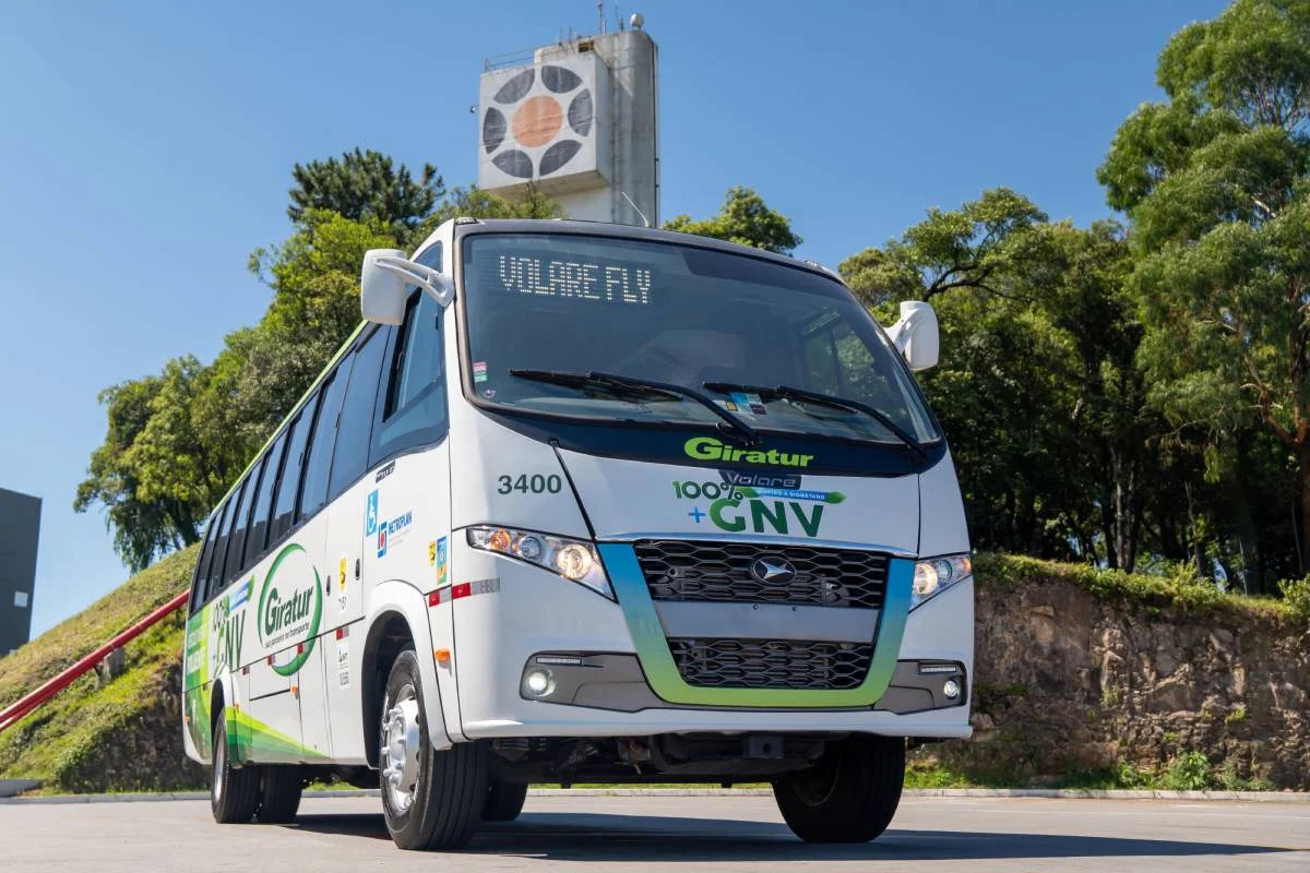 Volare movido a biometano começa a circular em fretamento
