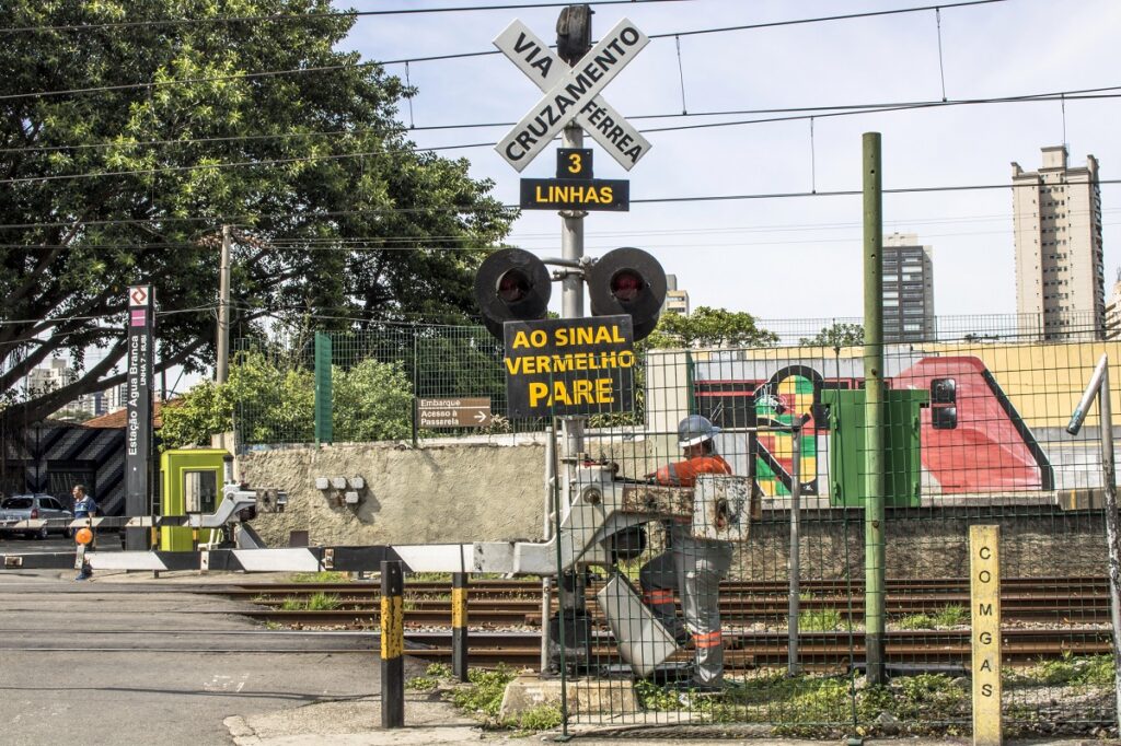 cruzamento com linha férrea