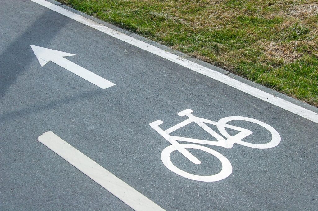 ciclista pode andar na calçada