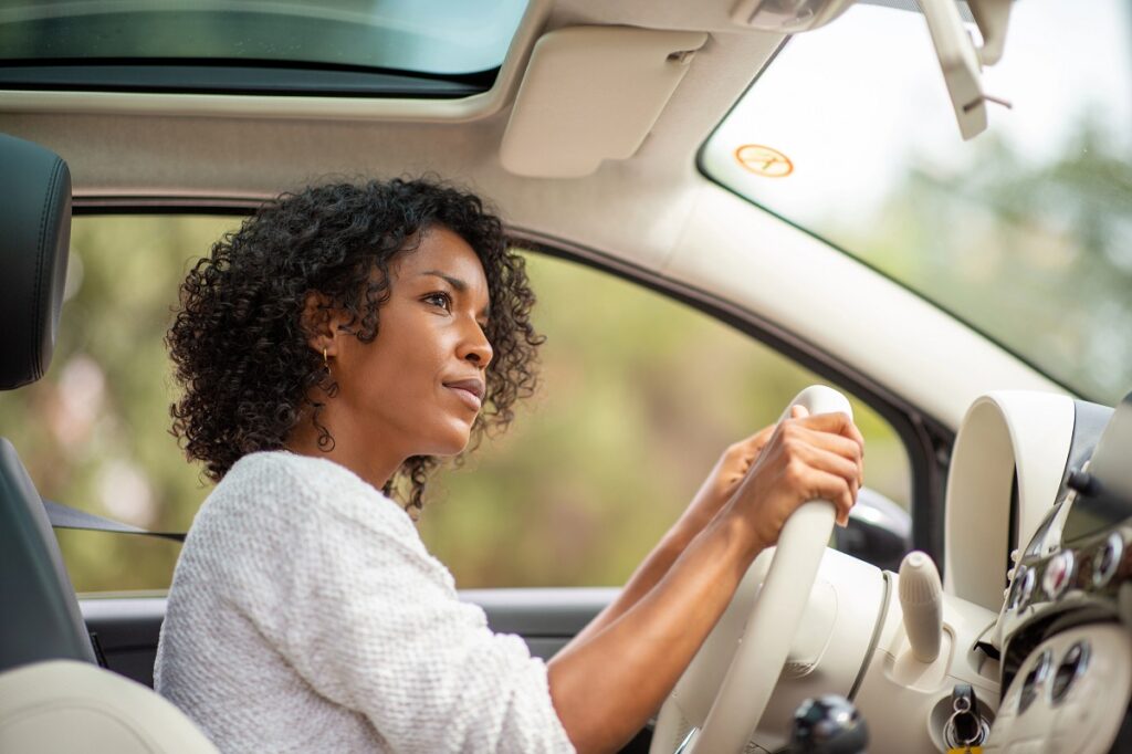 mulher ao volante